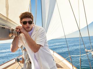 Mann auf einem Boot mit Sonnenbrille