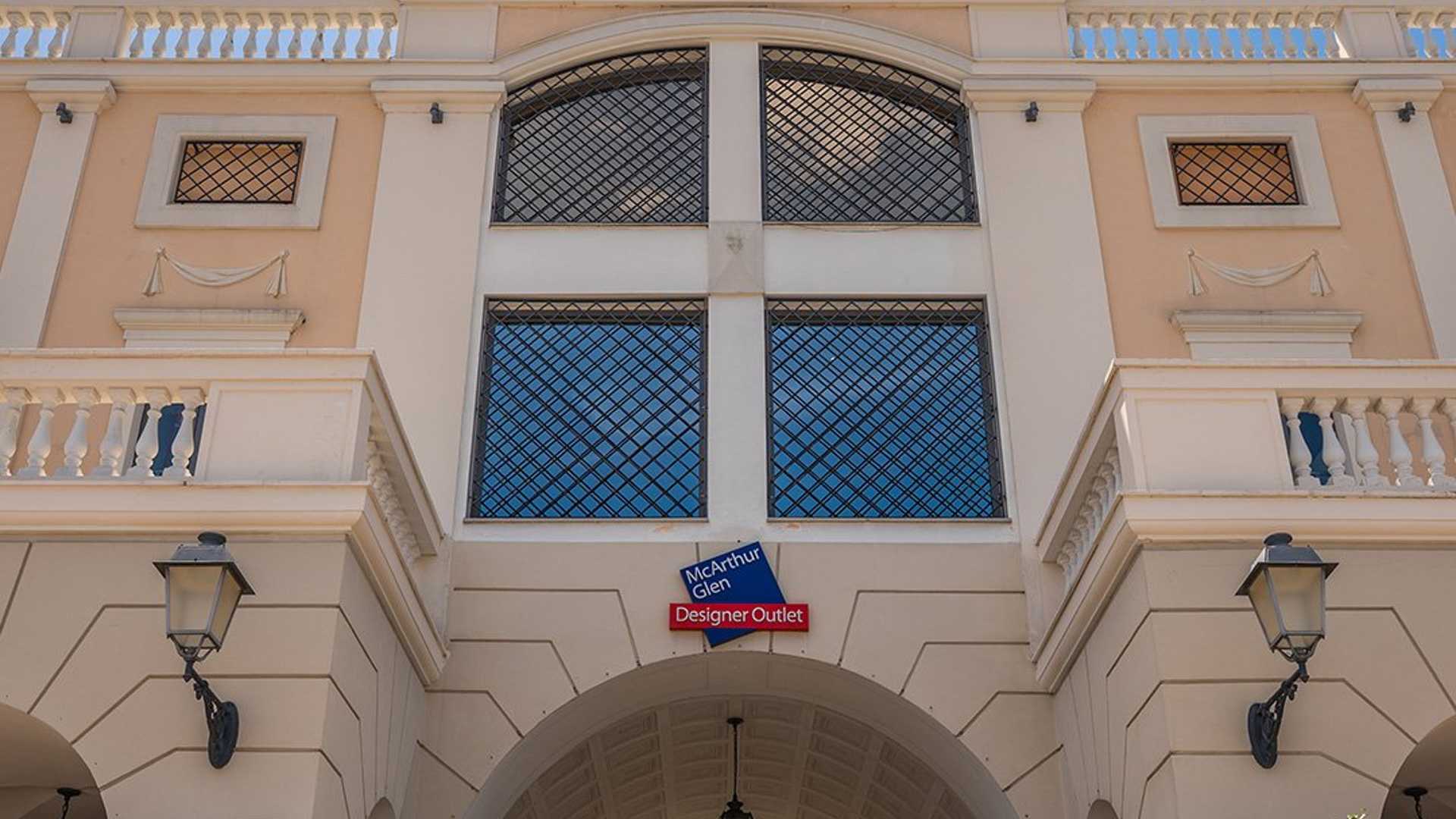 Main entrance La Reggia Designer Outlet