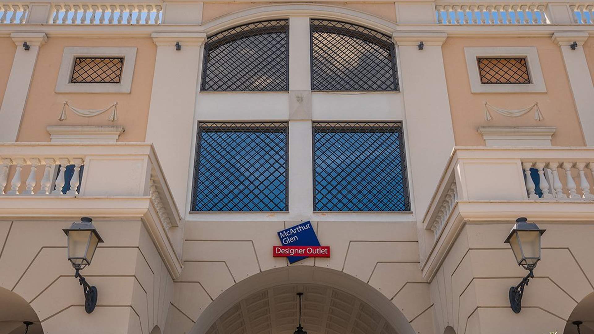 Main entrance La Reggia Designer Outlet