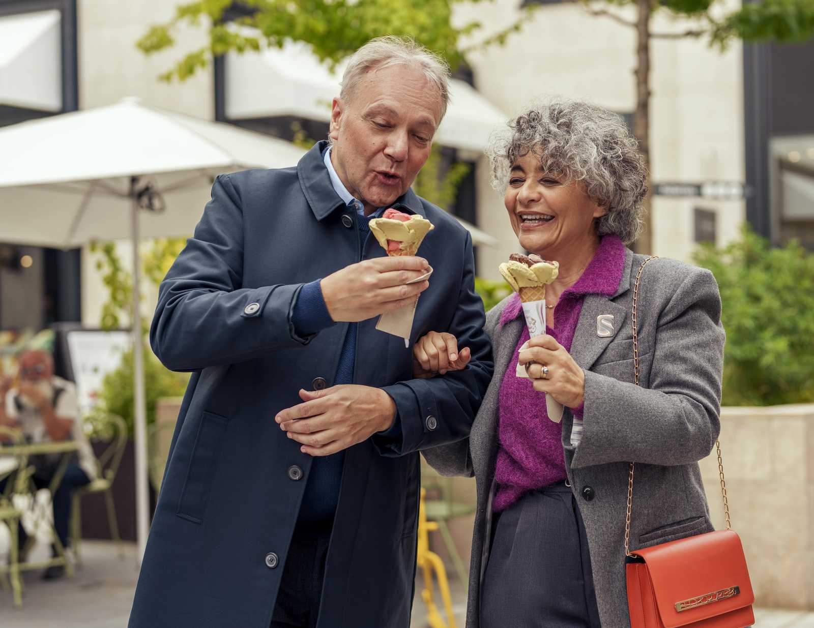 vue intérieure du centre commercial avec deux clients mangeant une glace amorino