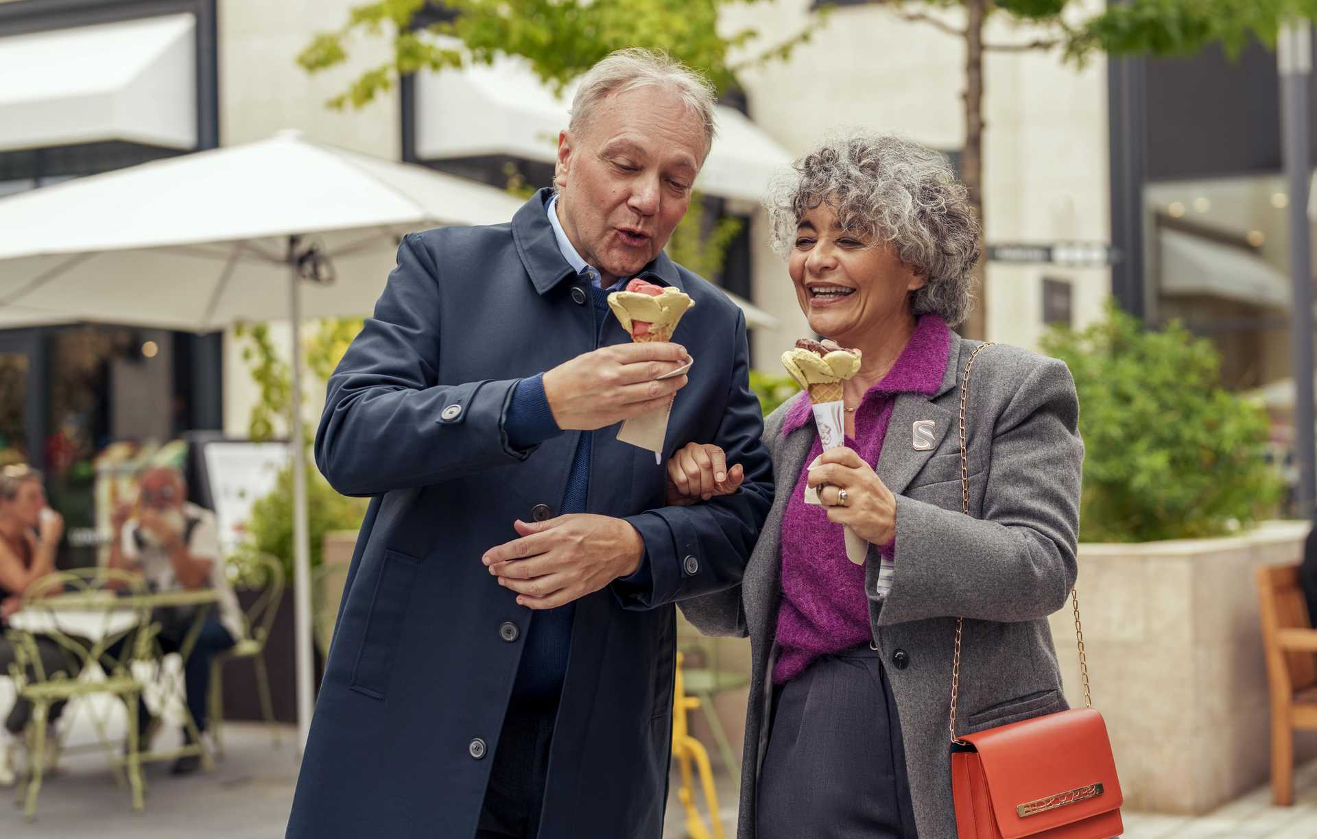 vue intérieure du centre commercial avec deux clients mangeant une glace amorino