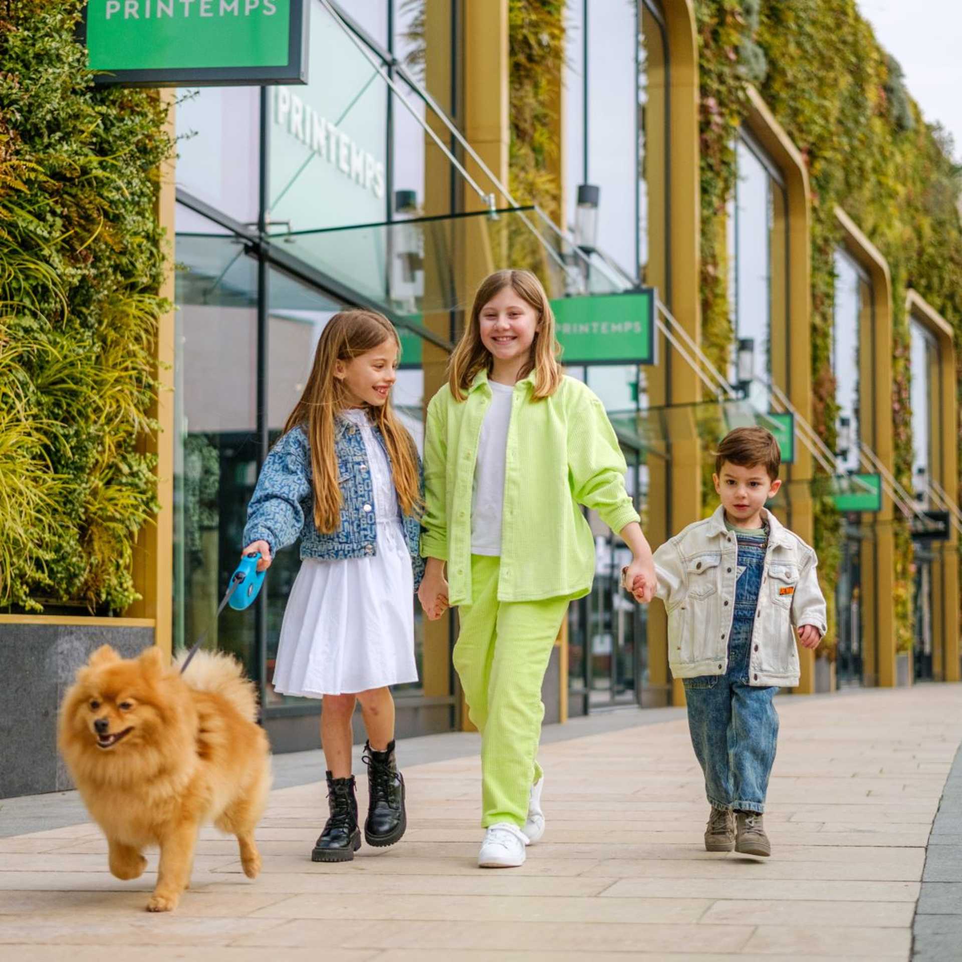 vue intérieure du centre commercial avec des enfants et un chien