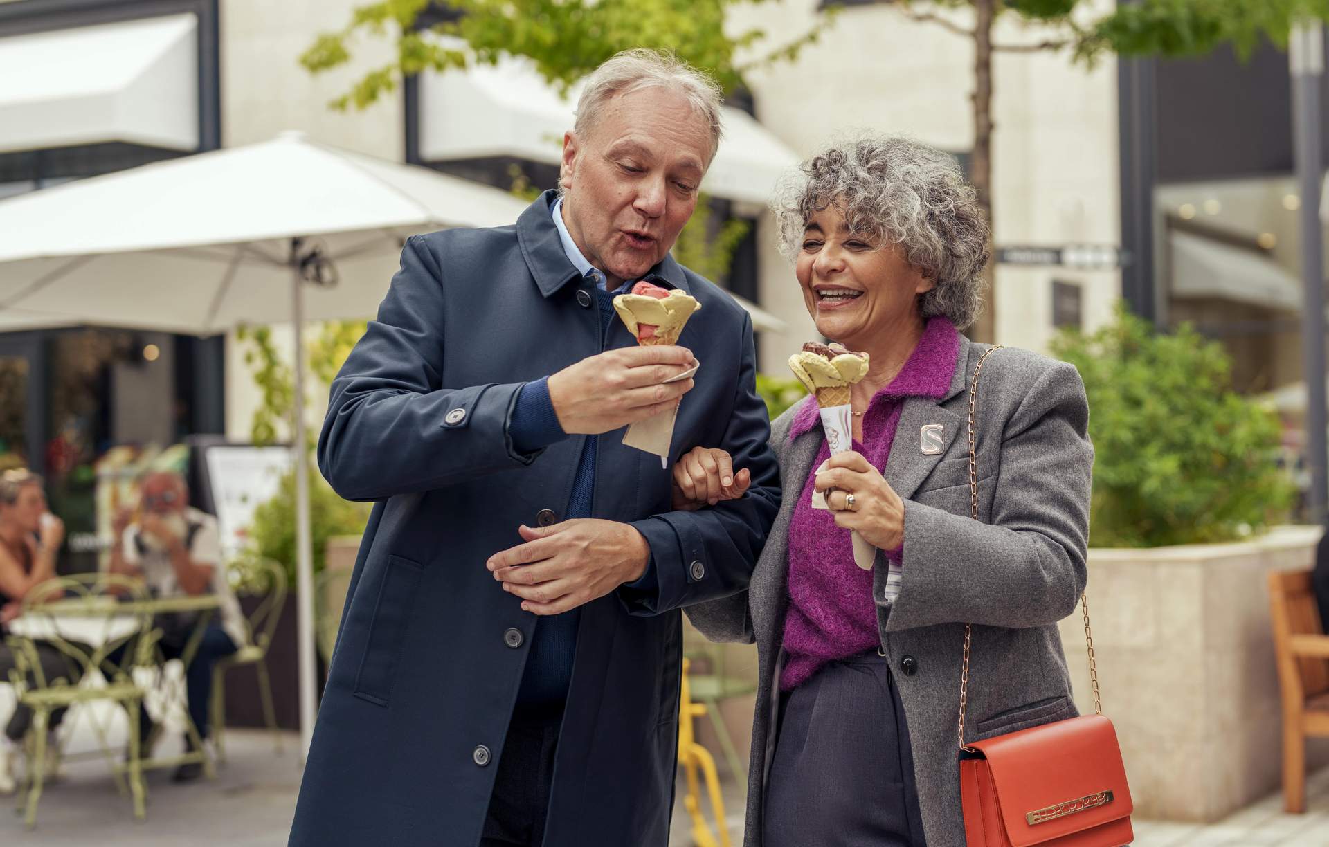 vue intérieure du centre commercial avec deux clients mangeant une glace amorino