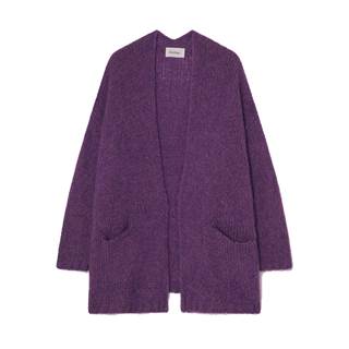 *Cardigan, in the colors red and purple. While stock lasts. Cannot be combined with other discounts. (RRP €130 | outlet price €91)