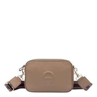 *Nora bag size M in the colors black, taupe and nature green. Cannot be combined with other discounts or promotions. (RRP €479| Outlet price €335)