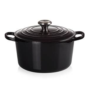 *Cast iron roaster about 26cm, high (RRP €375 | Outlet €262,50), glossy black