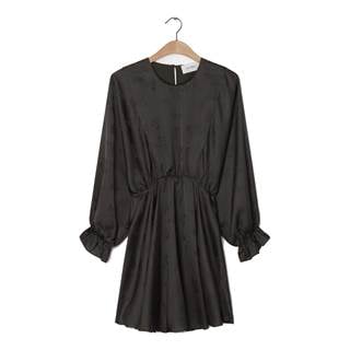 *Kleid in der Farbe Schwarz. Solange der Vorrat reicht. Nicht kombinierbar mit anderen Rabatten. (UVP 175€ | Outletpreis 87,50€)