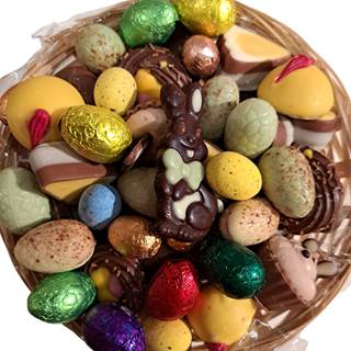 Basket with 750 grams of Belgian Easter Chocolate 