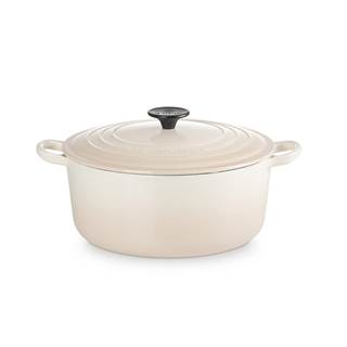 *Roasting pan, in the color meringue, 26cm. Cannot be combined with other discounts. (RRP €355 | outlet price €248.50) 