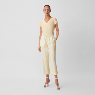 *Patterned pants, in the color yellow and mint green. Cannot be combined with other discounts. (RRP €79.99 | outlet price €55.99)