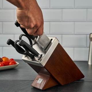 *Knife block, self-sharpening, 7-piece. Cannot be combined with other discounts. (RRP €329 | outlet price €229.95)