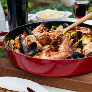 *Staub, Paellapan, 34cm, cherry red. (RRP €169.95 | Outlet €99.95)
