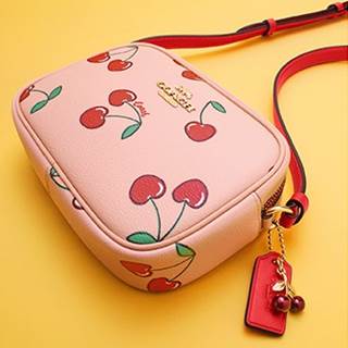 Find Gifts Under $130*
Shop all kinds of gifts (for all kinds of love) at Coach Outlet.
