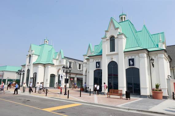 McArthurGlen designer outlet vancouver airport wins commercial real estate award of excellence for retail development