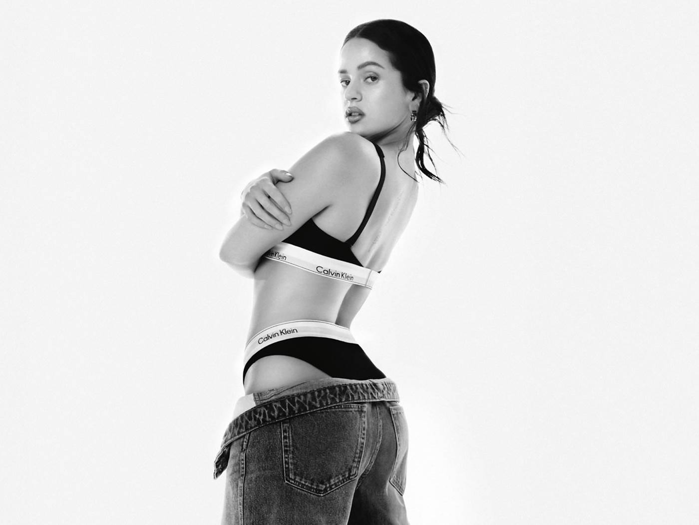 Rosalía en Calvin Klein | McArthurGlen [CENTRE]