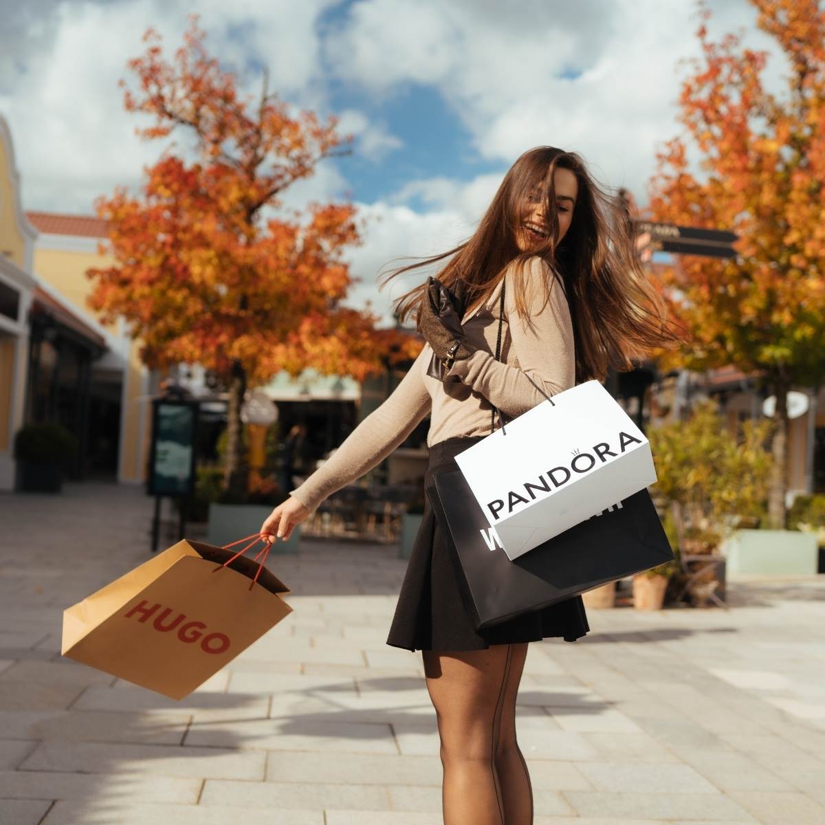 Hölgy vásárló Furla táskákkal