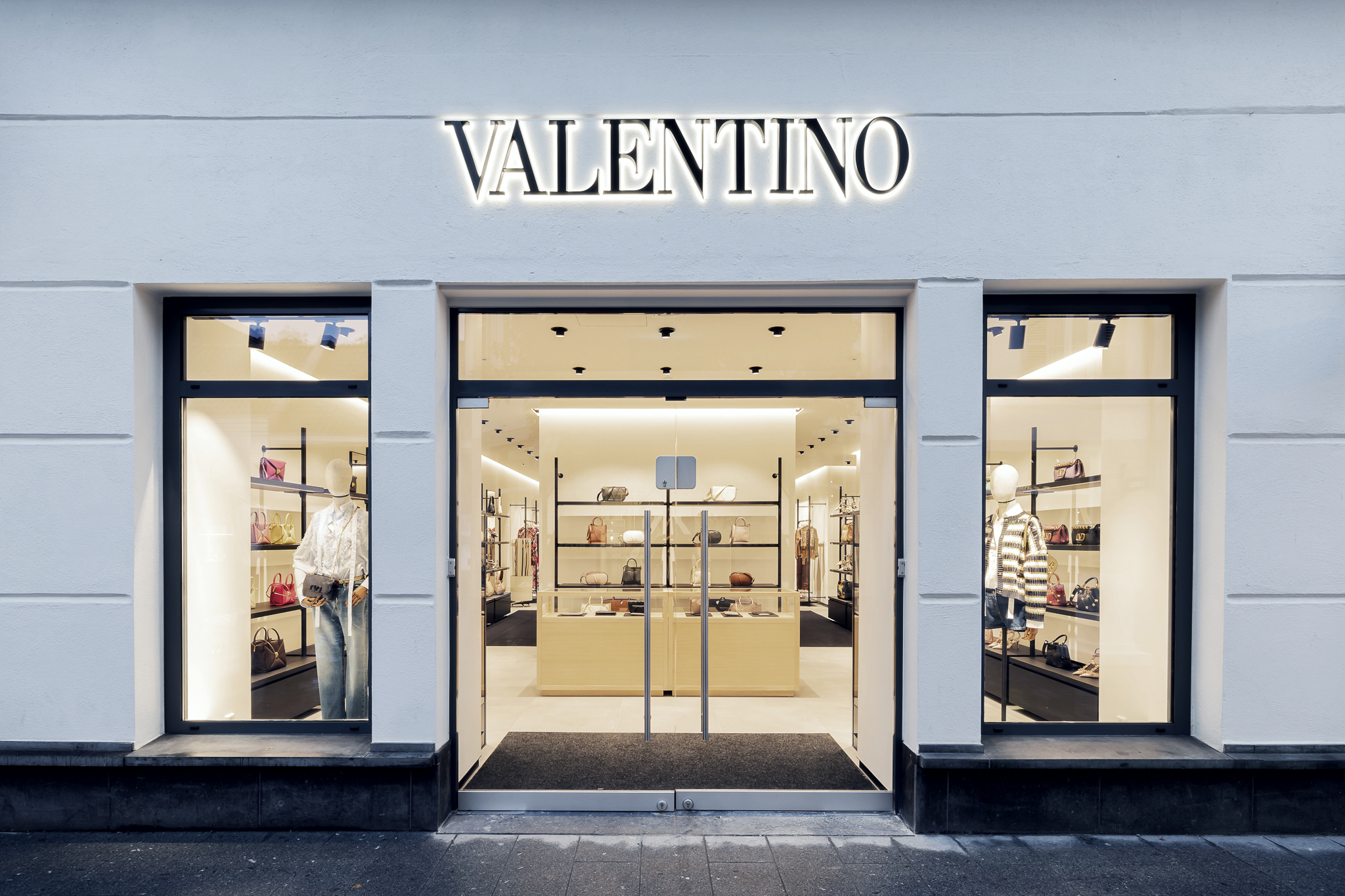 Valentino opent eerste winkel in Nederland 
